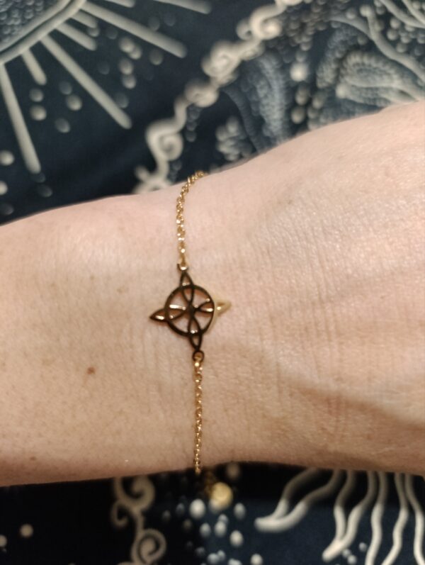 Pulsera nudo de bruja acero dorado